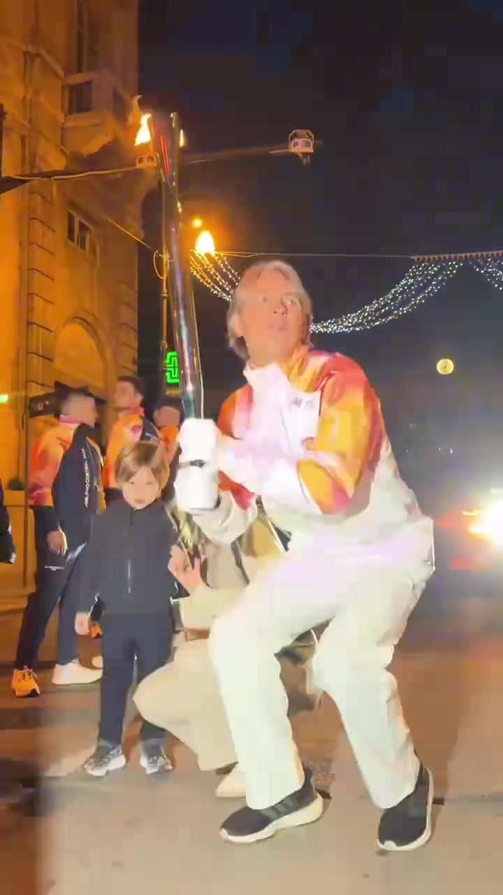 还是帅啊！菲利普因扎吉参加冬奥会火炬接力！