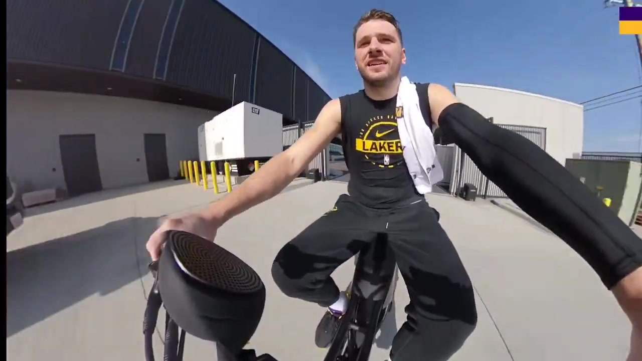 哈哈什么迷之视角！沉浸式感受骑东契奇送的电动自行车啥感觉