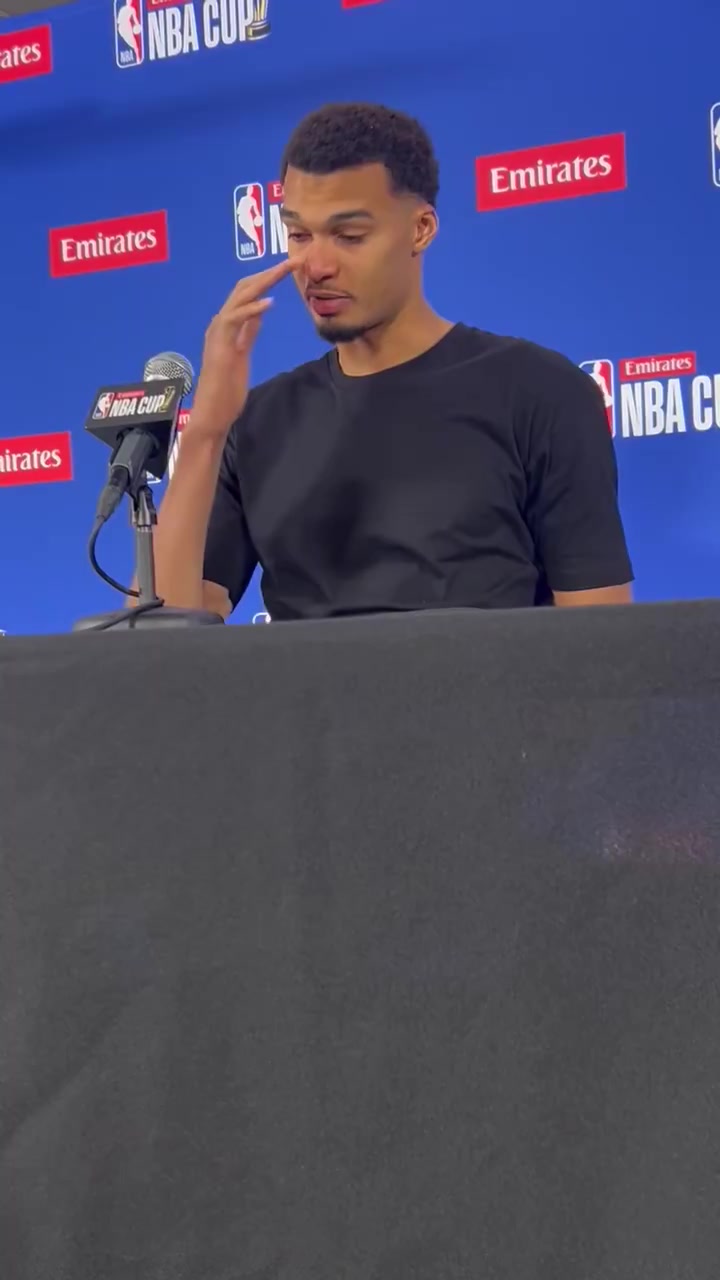 很伤心啊文班亚马赛后好像哭了！简短回答问题后抹泪离开~