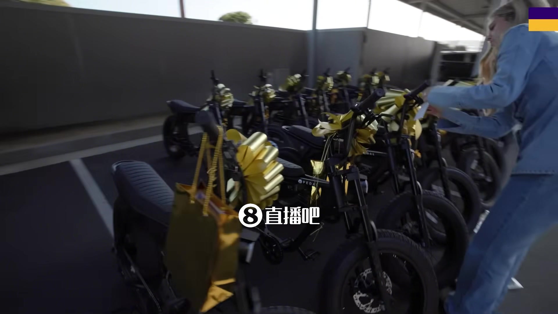 笑死！得知东契奇要送礼物给大家时，湖人球员们兴奋大喊：一人一辆布加迪吗