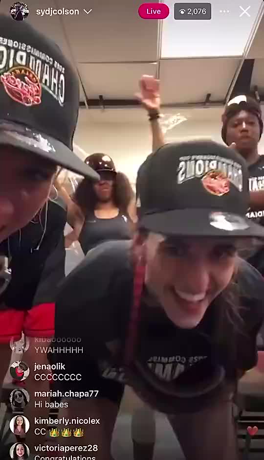 杯赛庆祝名场面！克拉克夺冠直播，被队友从身后“顶”了一下