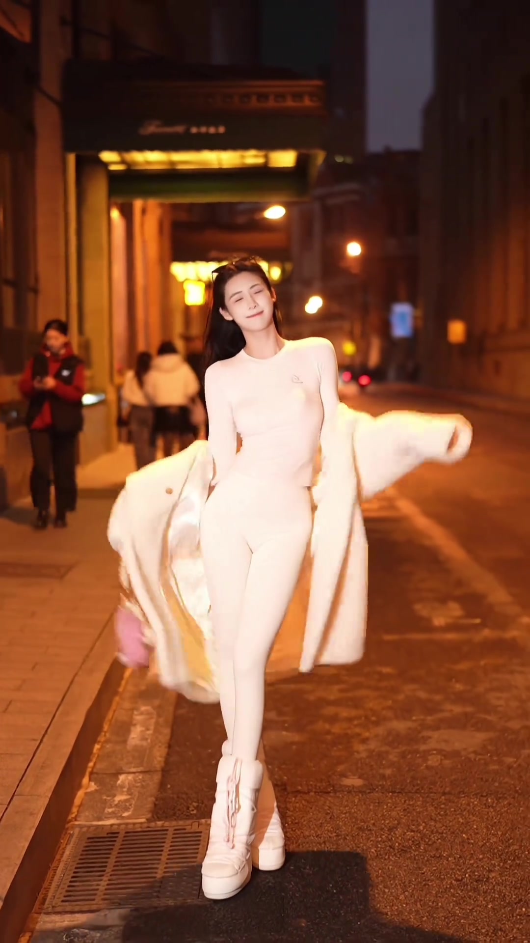 大长腿！女篮球员卓识时尚街拍，展现完美好身材！