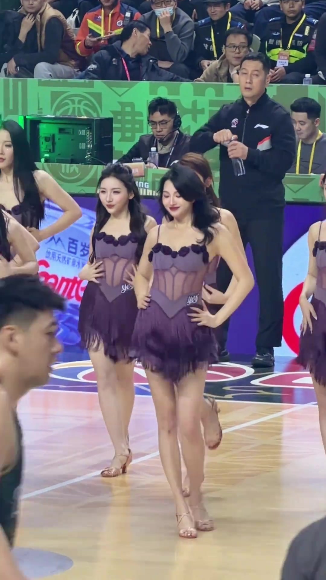 现场球迷大饱眼福！同曦美女啦啦队这表演也太诱惑了！