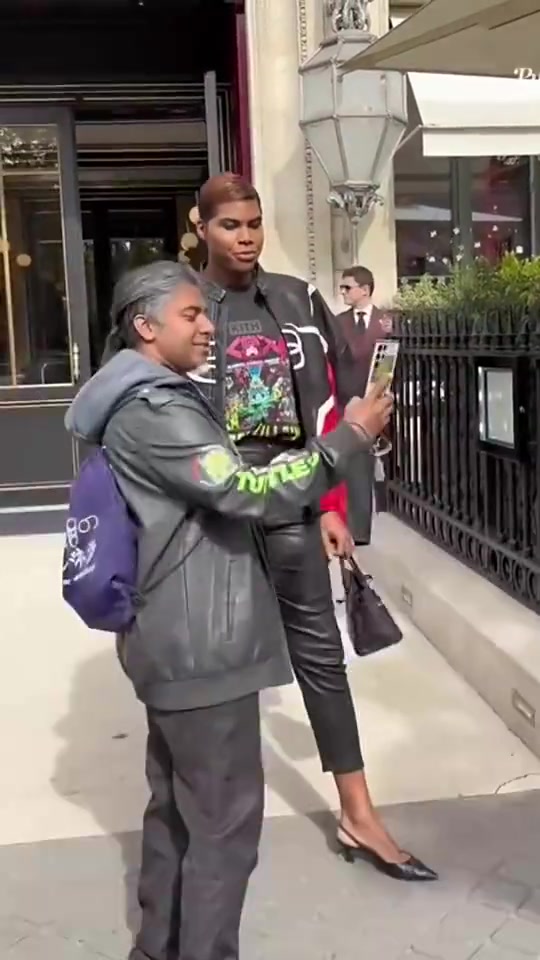 魔术师儿子EJ酱与粉丝合影，这天赋不打球是不是可惜了？