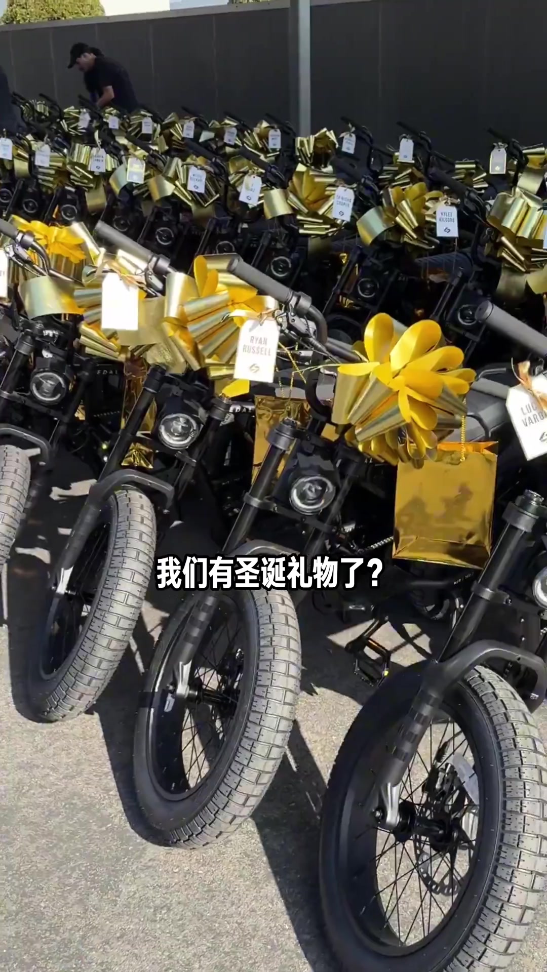 没有一个男孩能拒绝一辆新车