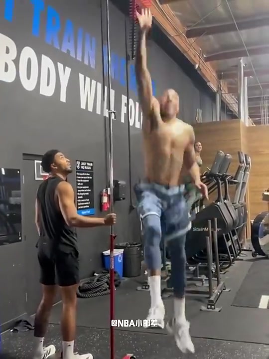 47岁的前NBA状元肯扬·马丁，这站立摸高什么水平？