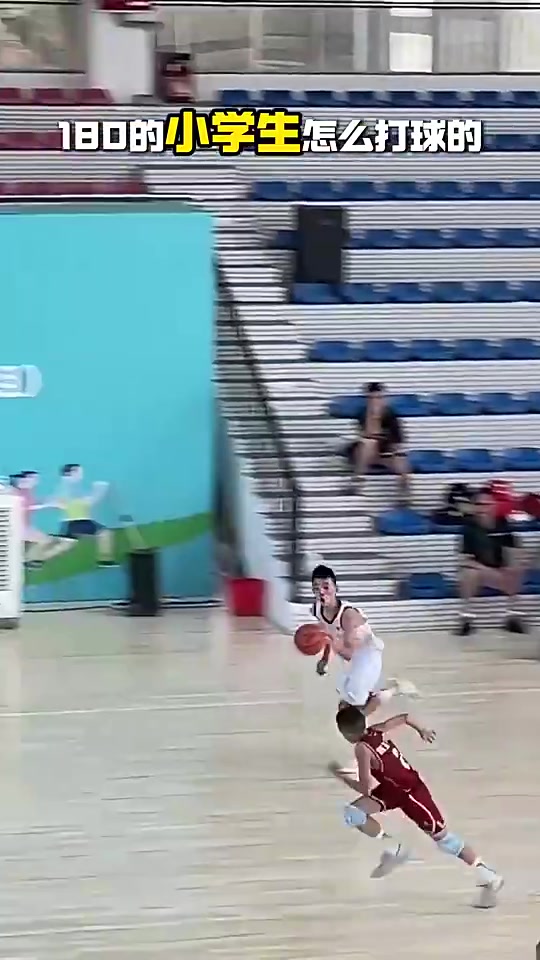 这还打个锤子！1米8的小学生跟同龄人打篮球，简直是降维打击