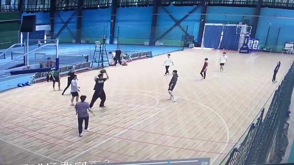 球馆老板：场地费100，调监控500！