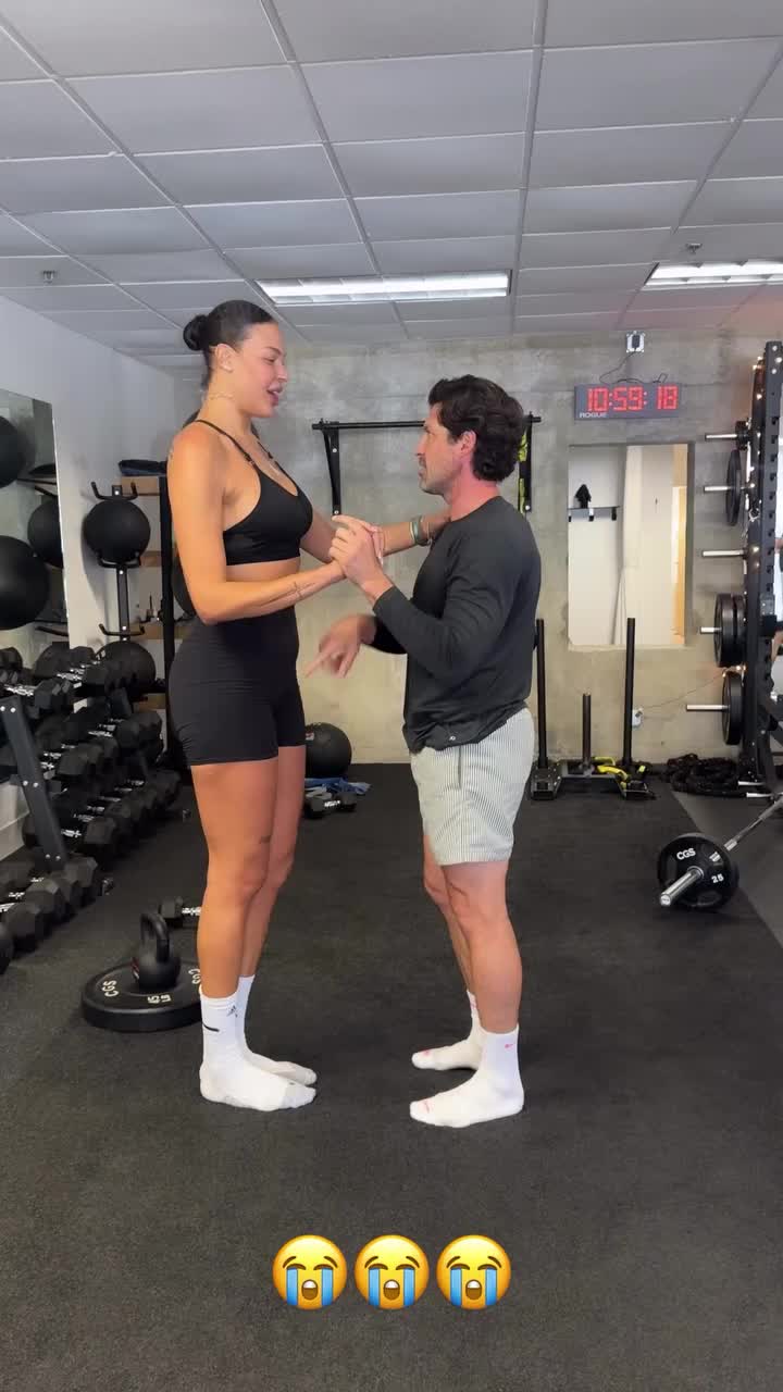 坎贝奇与健身教练在健身房跳舞，这大体格子还挺协调！