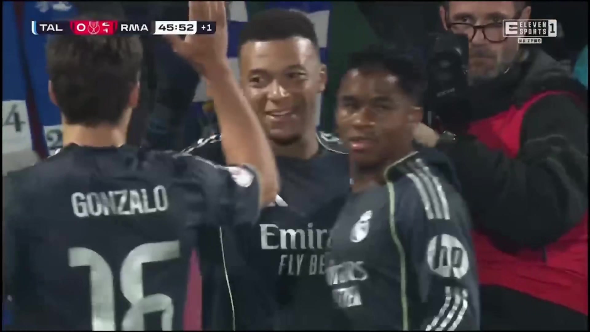 轻松造两球!姆巴佩底线强突制造对手乌龙,皇马2-0领先!