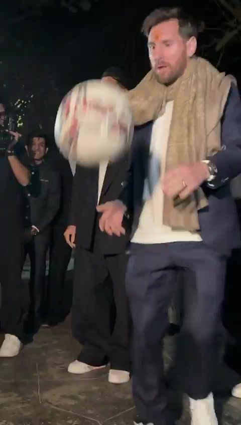 神奇!梅西将球传给了一只大象?!大象竟然还会踩球做互动