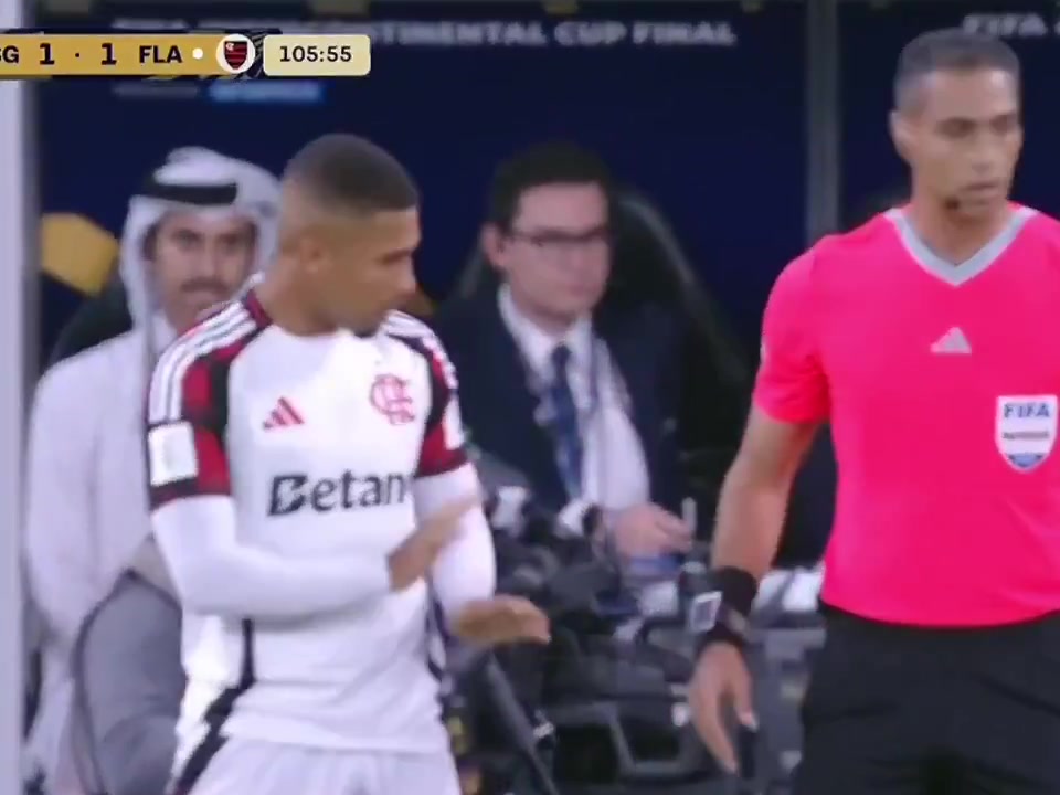 小动作有点多球员上场前不断“调整弹道”,咋还把手揣进去!