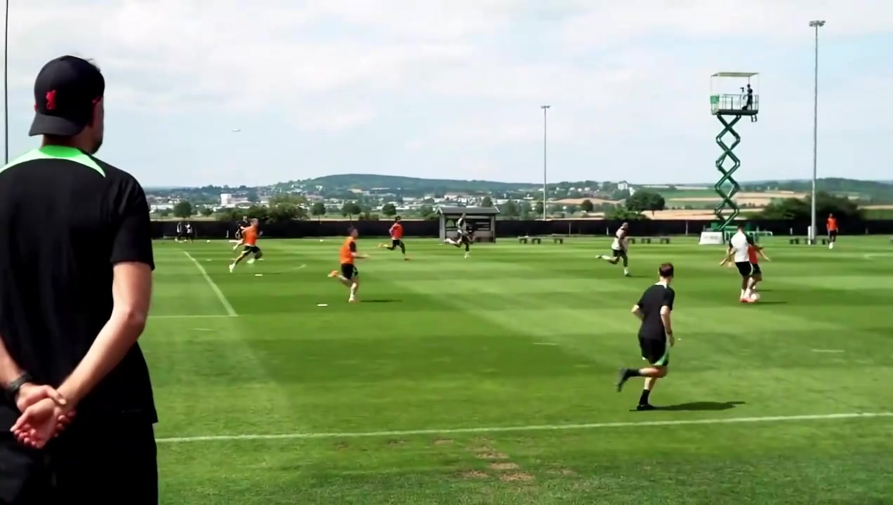 训练也充满激情！名场面！克洛普大喊：麦卡利斯特，我爱你！