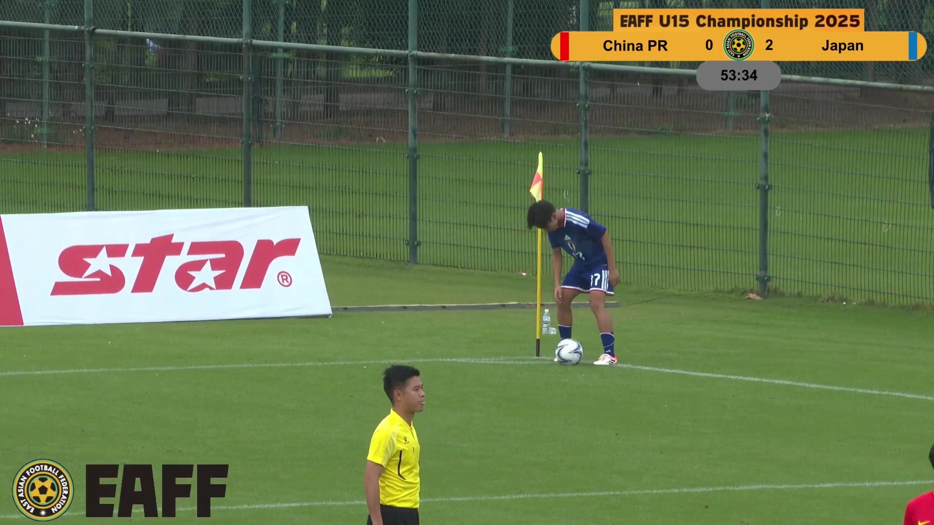 场边的中国球迷为U15敲鼓呐喊：加油中国队，加油中国队