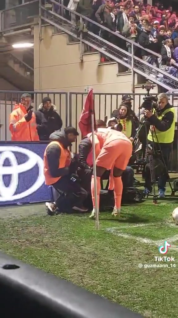 没有生气和抱怨！拉什福德帮摄影师搬走设备