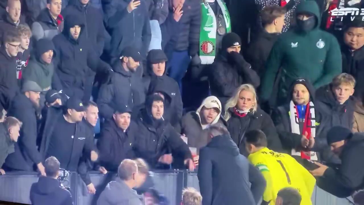 近9场吞7负费耶诺德球迷训话范佩西，后者俯身倾听频频点头