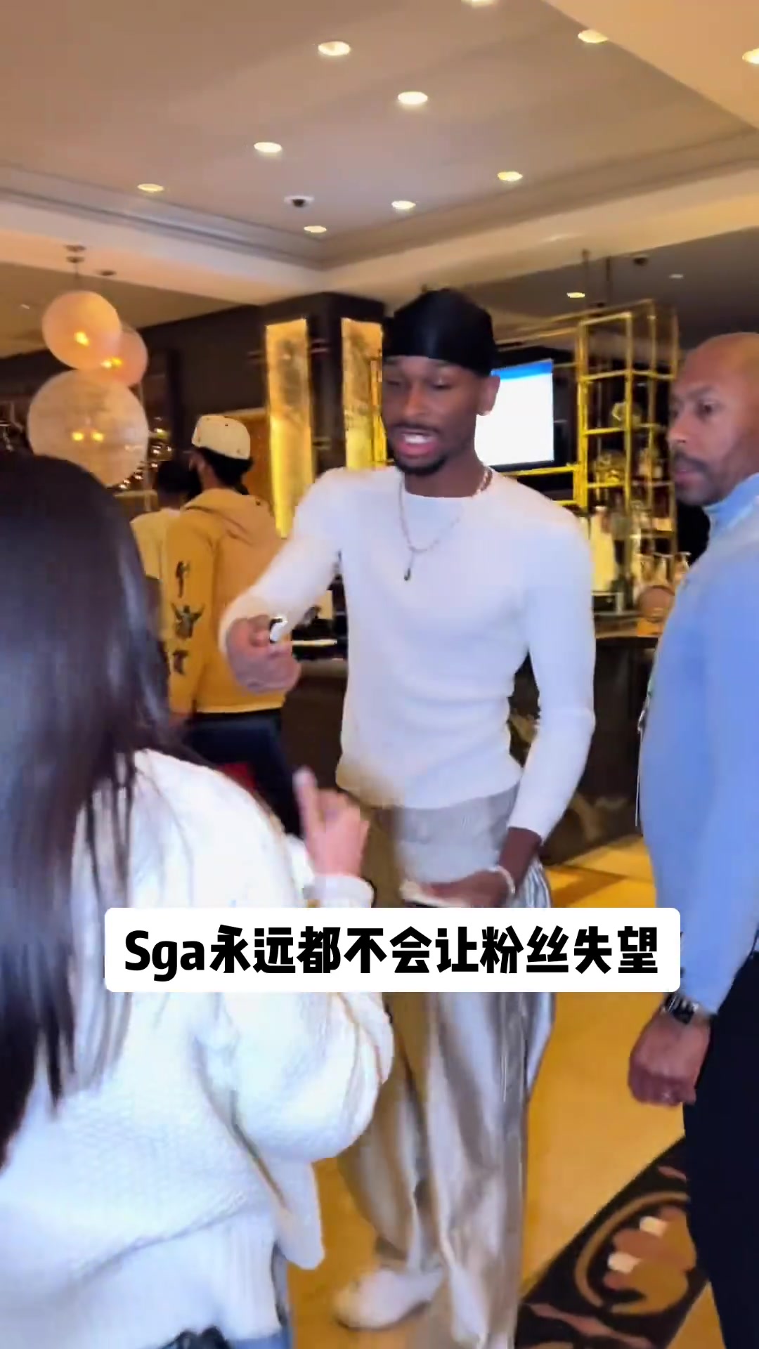 在酒店门口等候多时的小球迷终于等到了sga 暖心的签名...