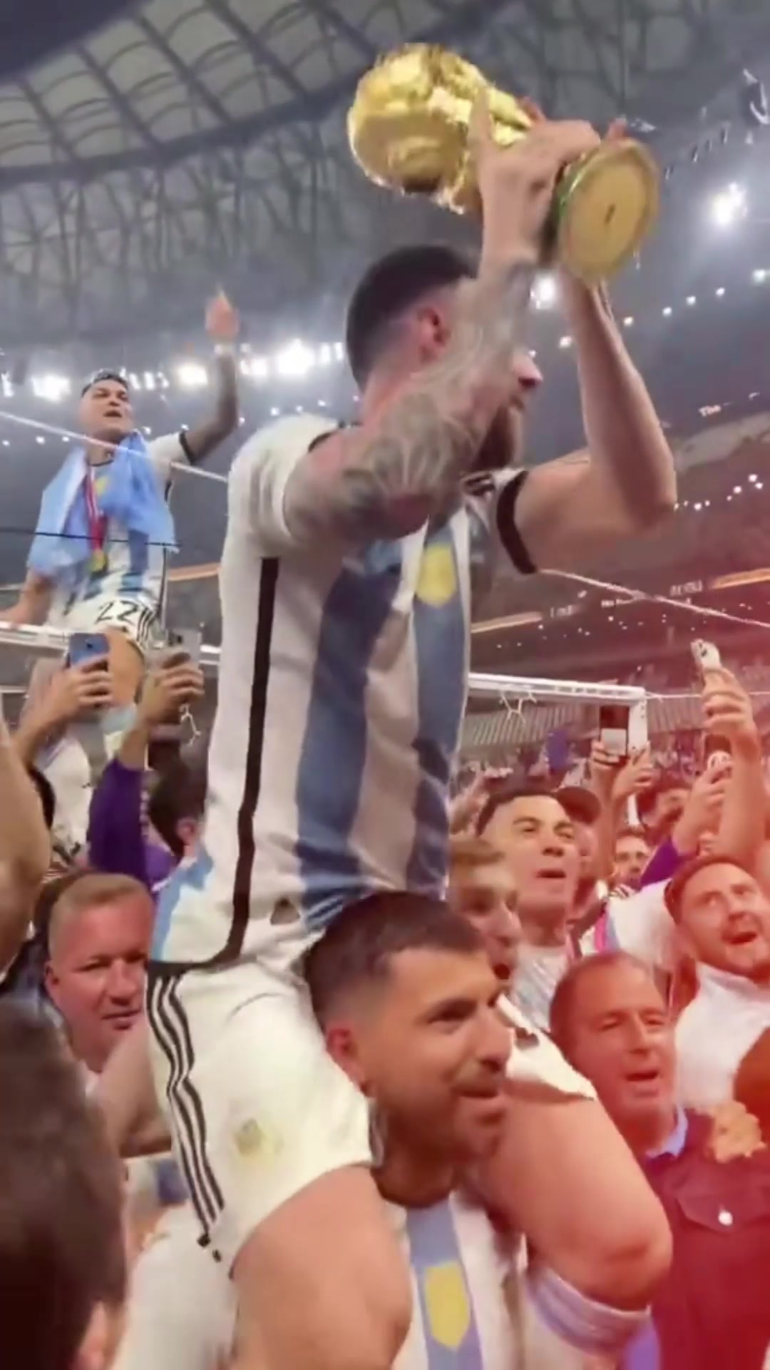 网友晒世界杯阿根廷夺冠后著名镜头:球王之上有位“球全”