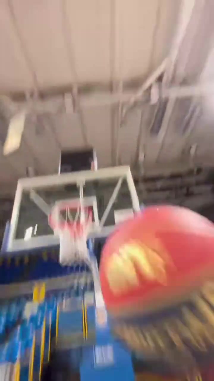 感受一下文班打球的第一视角吧，我有点恐高