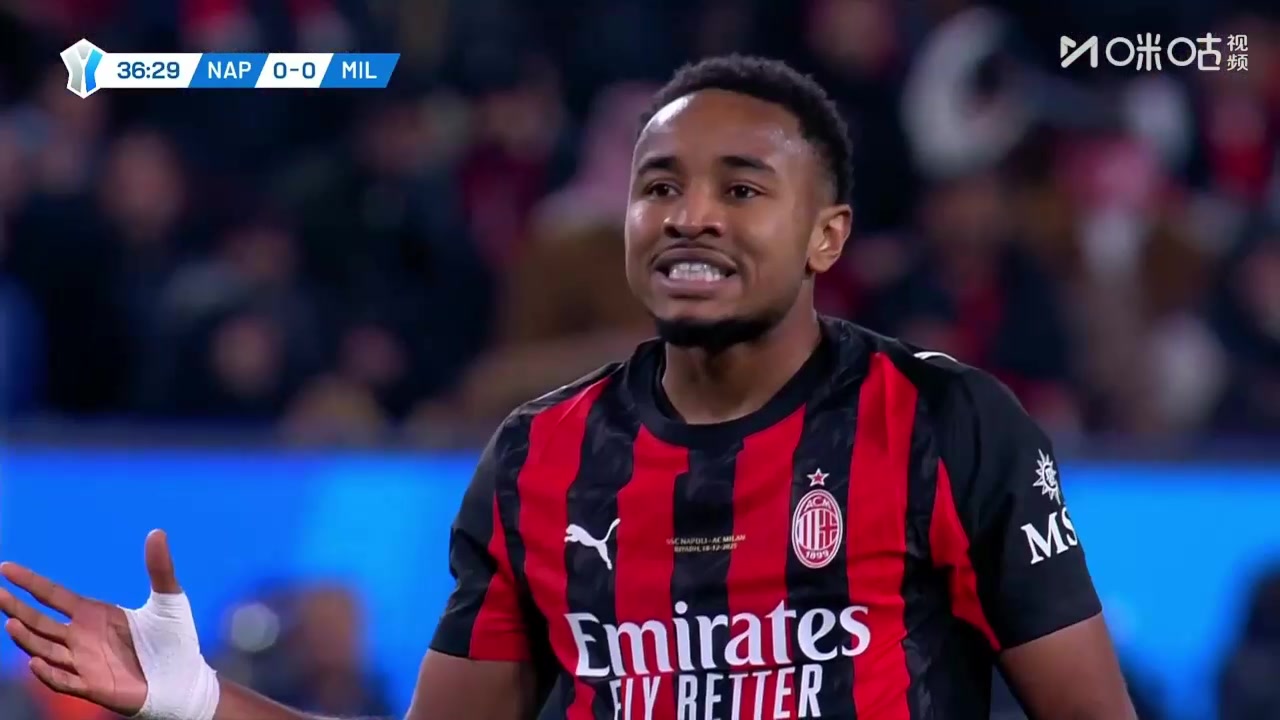 错失良机!萨56带球极速反击分球!恩昆库禁区抽射打高了!