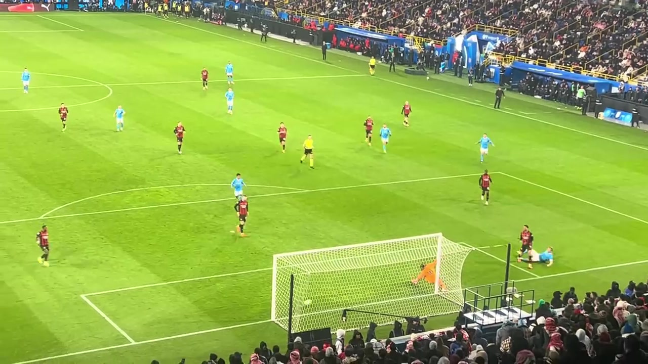 德温特被轻松过掉！球迷现场拍摄霍伊伦小角度攻破米兰！