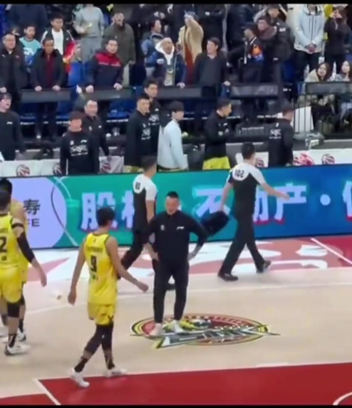 执罚京辽大战的裁判员孙奕淼在吉林主场的待遇是这般...