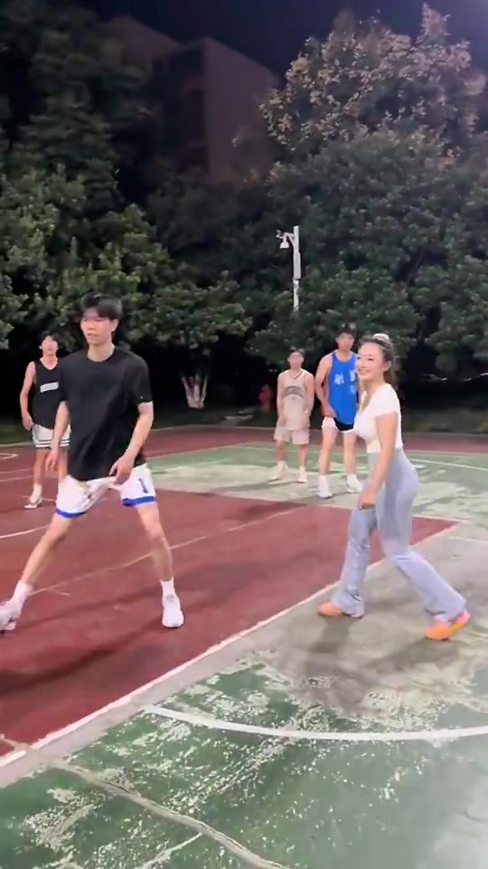 能不能加一个?在野球场被漂亮小姐姐防守是种什么体验?