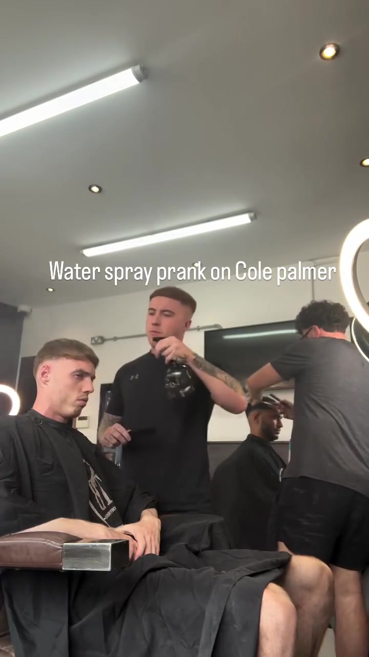 成谐星了!名场面:理发师一直给帕尔默浇水,直到他发现不对