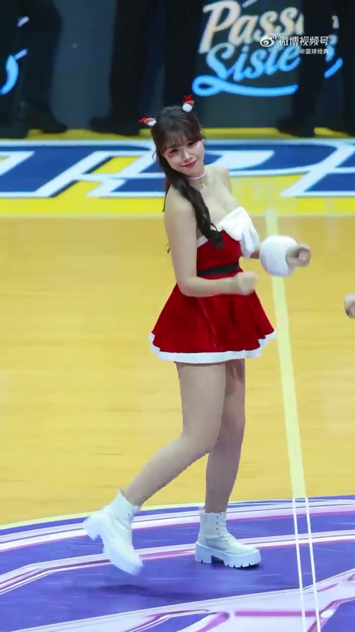 预热圣诞！中国台湾联赛啦啦队，这身穿搭还是挺惹火的