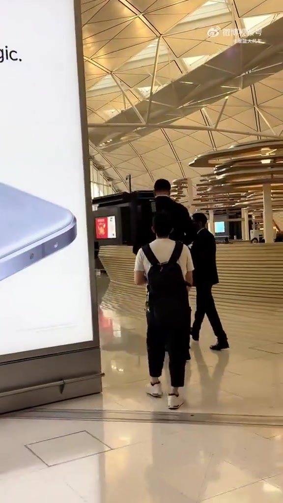 女粉丝在香港国际机场惊喜邂逅姚明！为大姚庞大的身影惊叹不已
