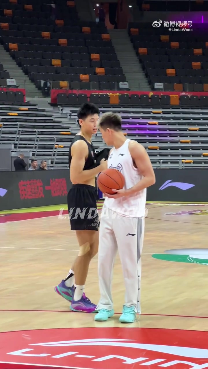 很美好的画面！郭艾伦和崔永熙赛前训练碰上了，聊得火热