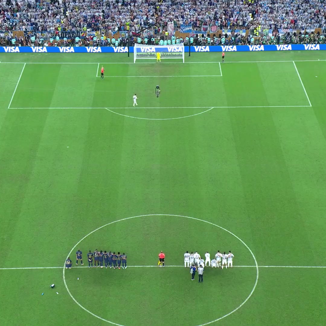 世界杯官推回顾：阿根廷夺冠那一刻，跑走的队友返回拥抱梅西