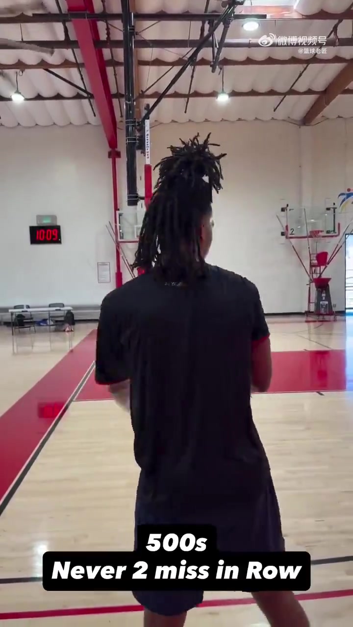 不以三分见长的卡斯尔，在训练中三分也是嘎嘎嘎准！