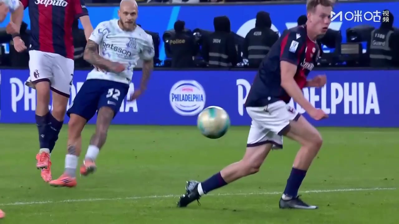 势大力沉!迪马尔科断球反击,禁区外抽射擦柱而出!