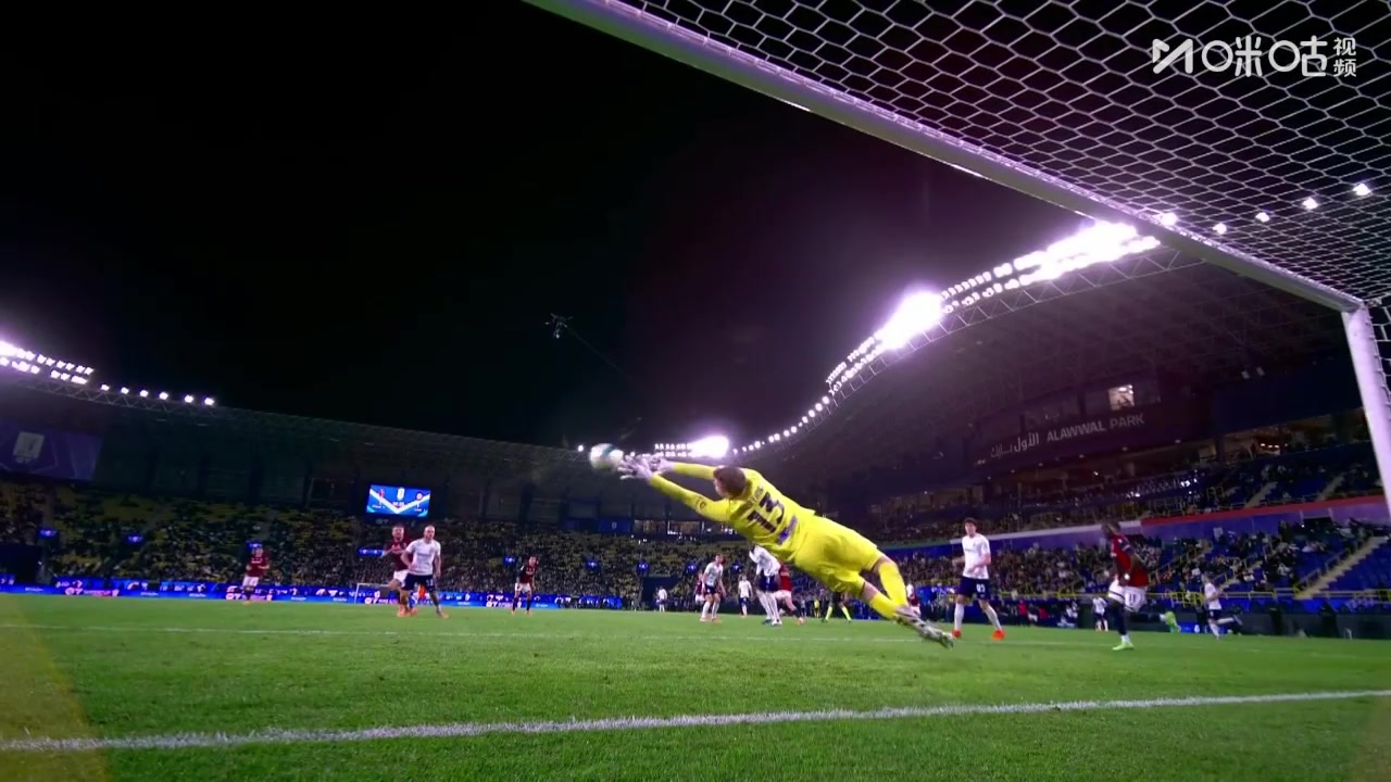 惊险!国米禁区内连续解围失误,何塞普-马丁内斯神扑拒绝绝杀