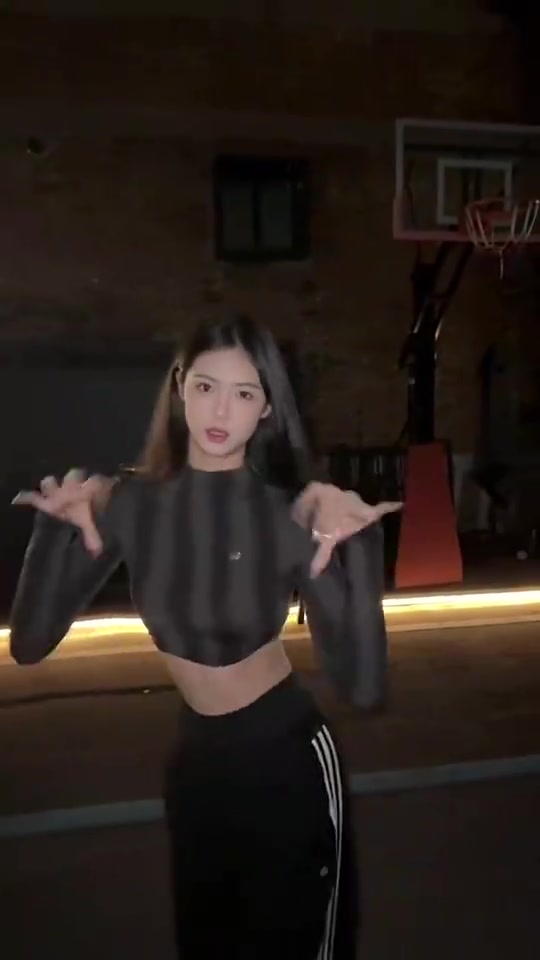 女篮球员卓识晒小蛮腰，确实很苗条啊！