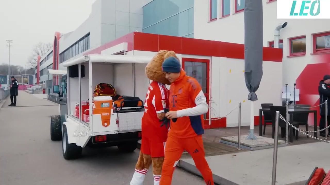 想你了！穆西亚拉此前回归球队训练！距离复出越来越近了！