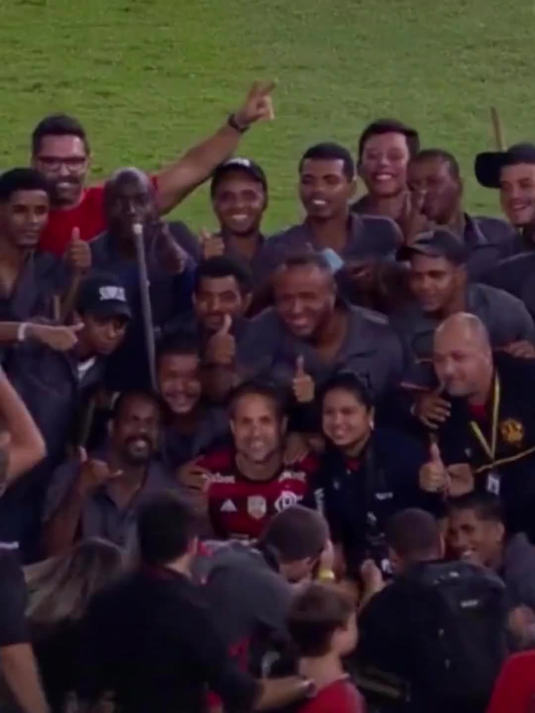 足球的魅力！弗拉门戈球员邀请清洁工一起庆祝夺冠