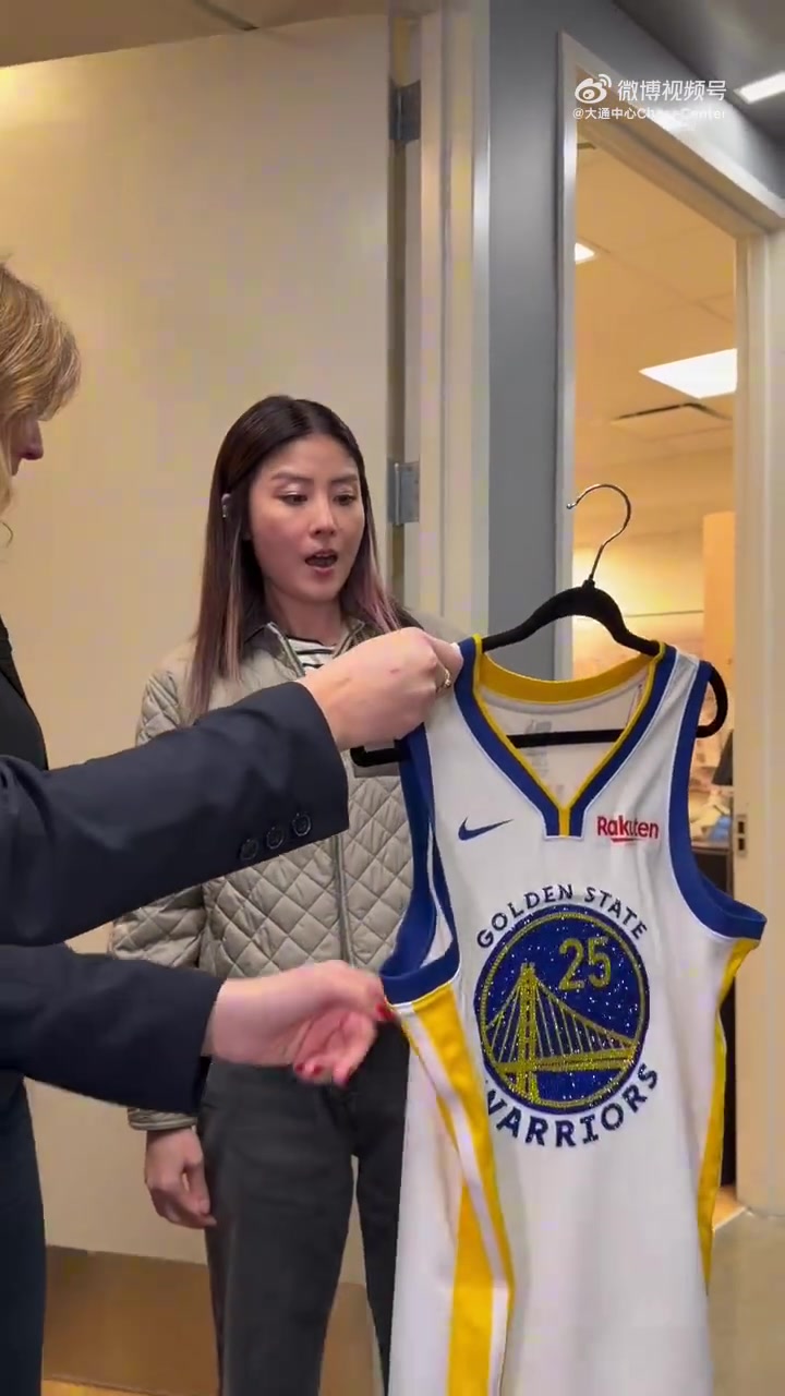 状态完全看不出已53岁了！歌手陈慧琳喜提金州勇士25号定制球