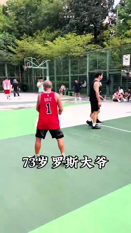 野球场73岁罗斯大爷还能这么跳投，真罗斯到73岁还能这样投么？