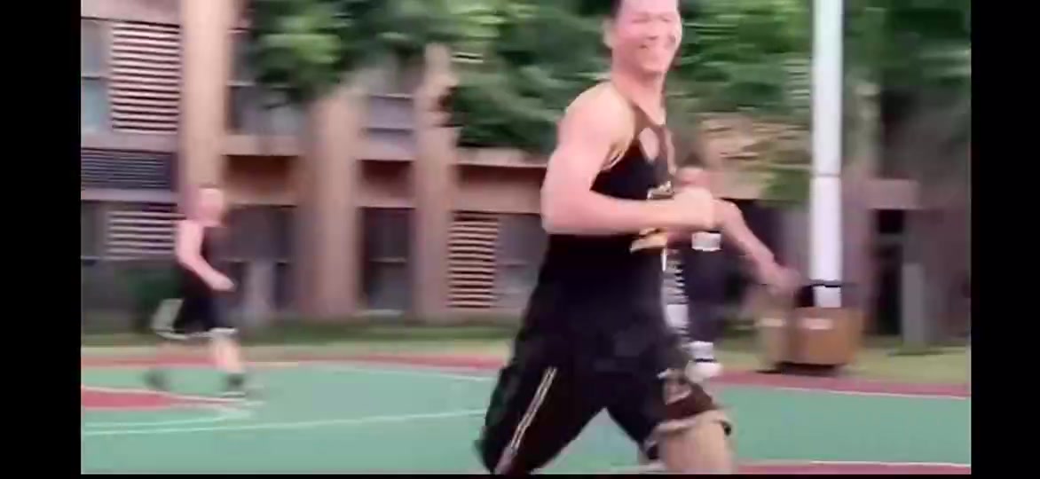 不懂就问：防守踩在对手背上算违体犯规吗？