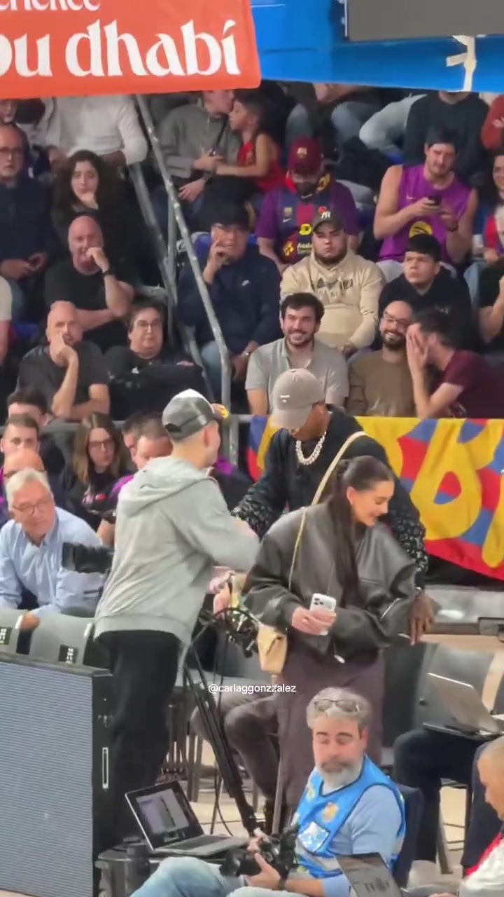 尴尬！巴德吉想贴面亲拉什福德女友遭无视