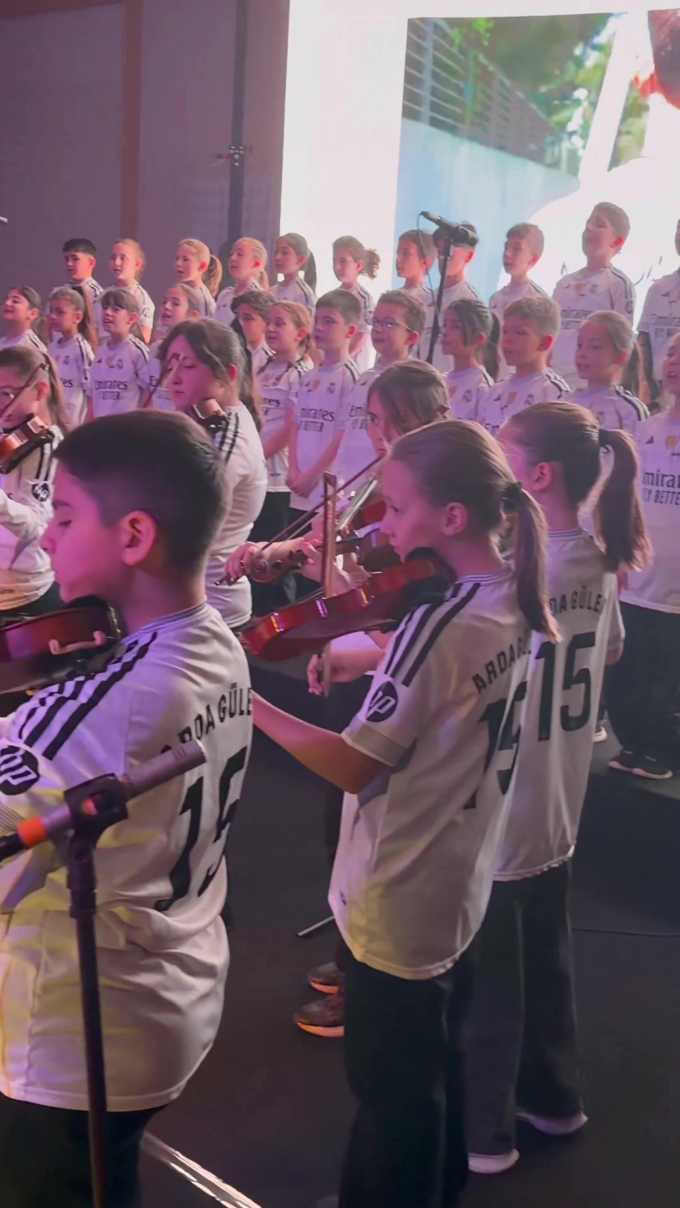 荣获2025年土耳其最佳球员！学校乐团演奏皇马队歌祝贺居莱尔