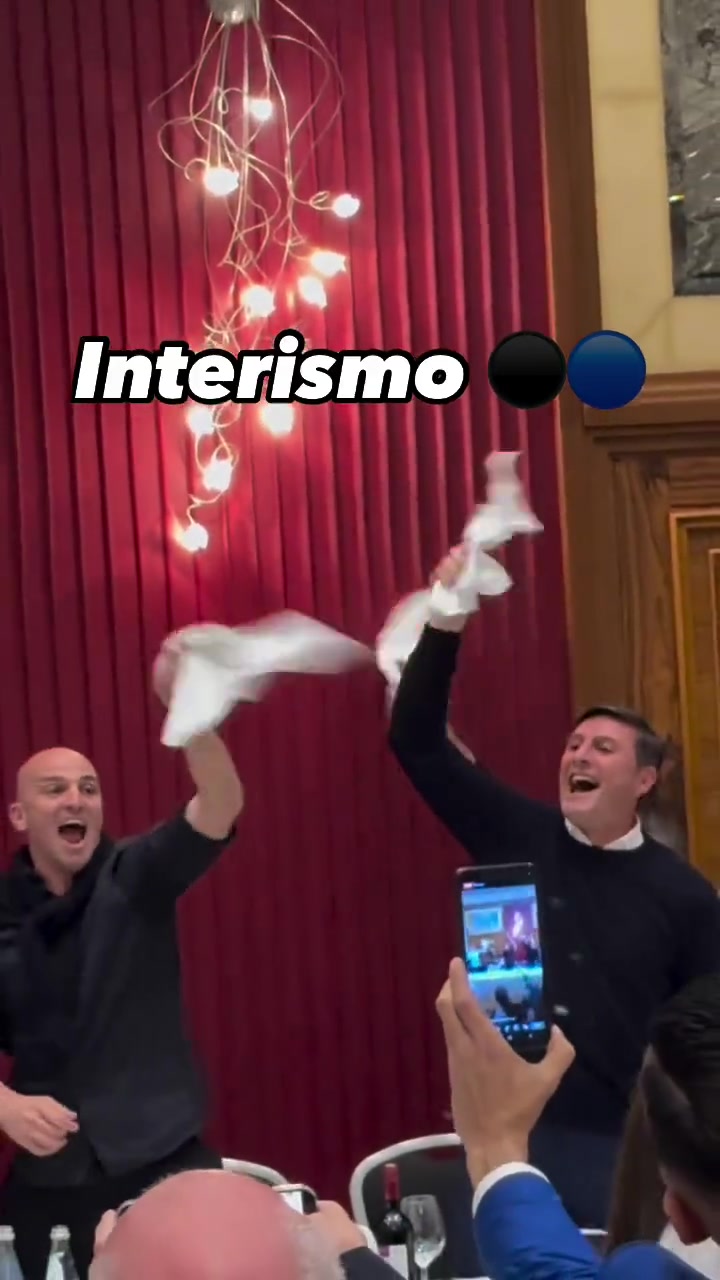 峥嵘岁月❤！国米名宿坎比亚索和萨内蒂曾在宴会上领唱胜利之歌