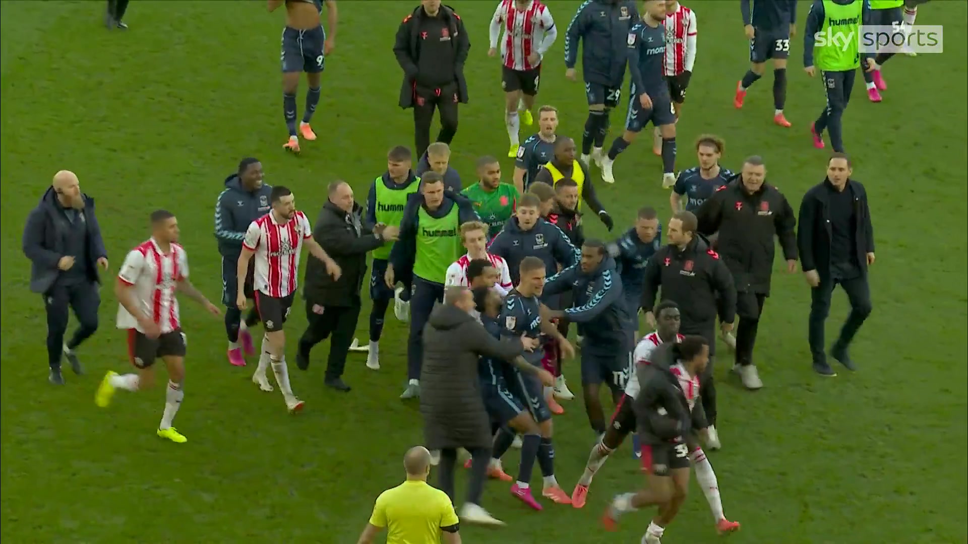 因不满庆祝动作！赛后南安普顿的球员们追着找兰帕德理论