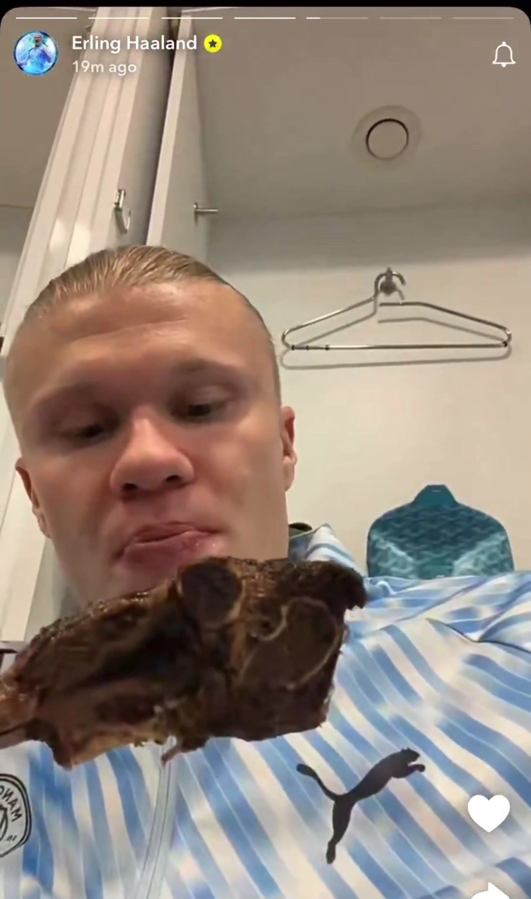 两射一传助曼城3-0西汉姆联!赛后哈兰德晒更衣室大口吃肉视频