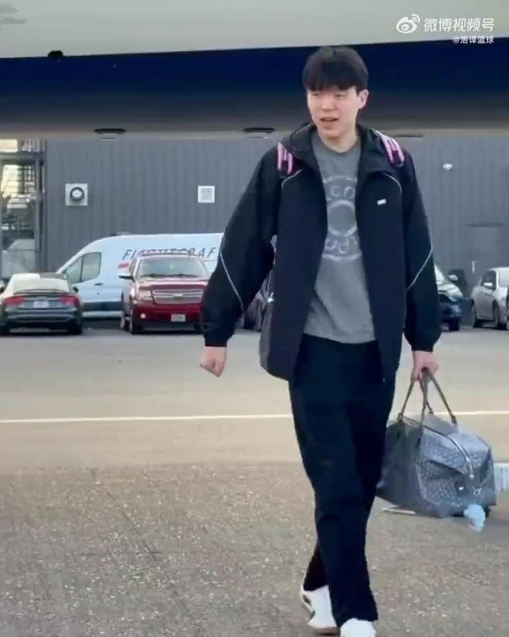 完美融入~开拓者飞往客场，杨瀚森背小粉书包与工作人员打招呼~
