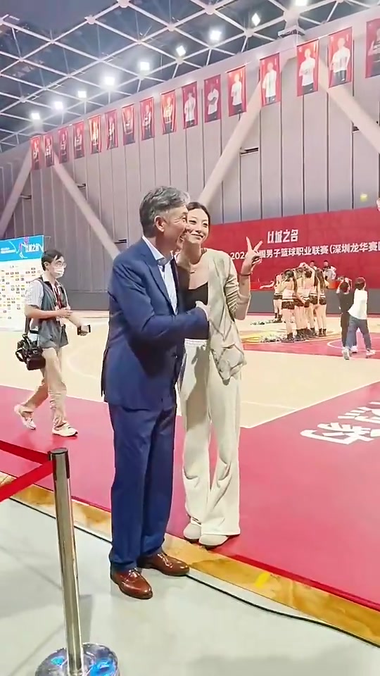吧友们想叫岳父吗？此前深圳主帅郑永刚被高颜值女儿拉住合影