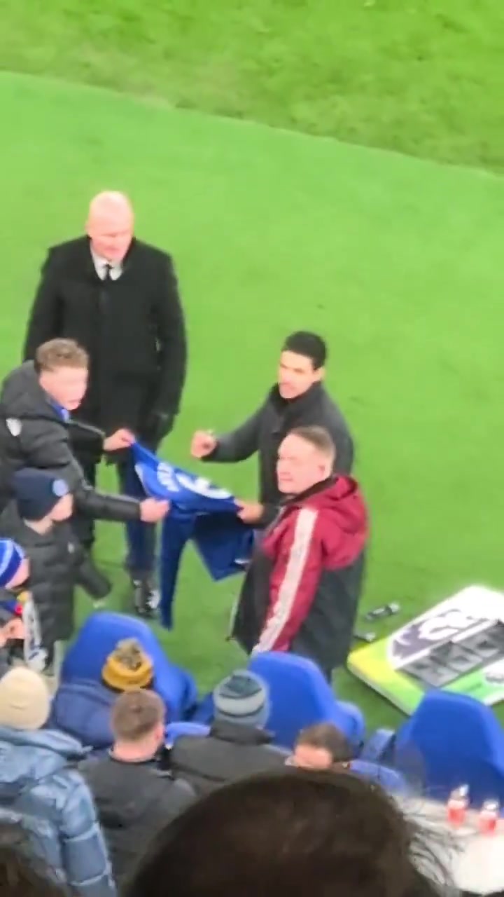 埃弗顿名宿赛后阿尔特塔给埃弗顿球迷签名