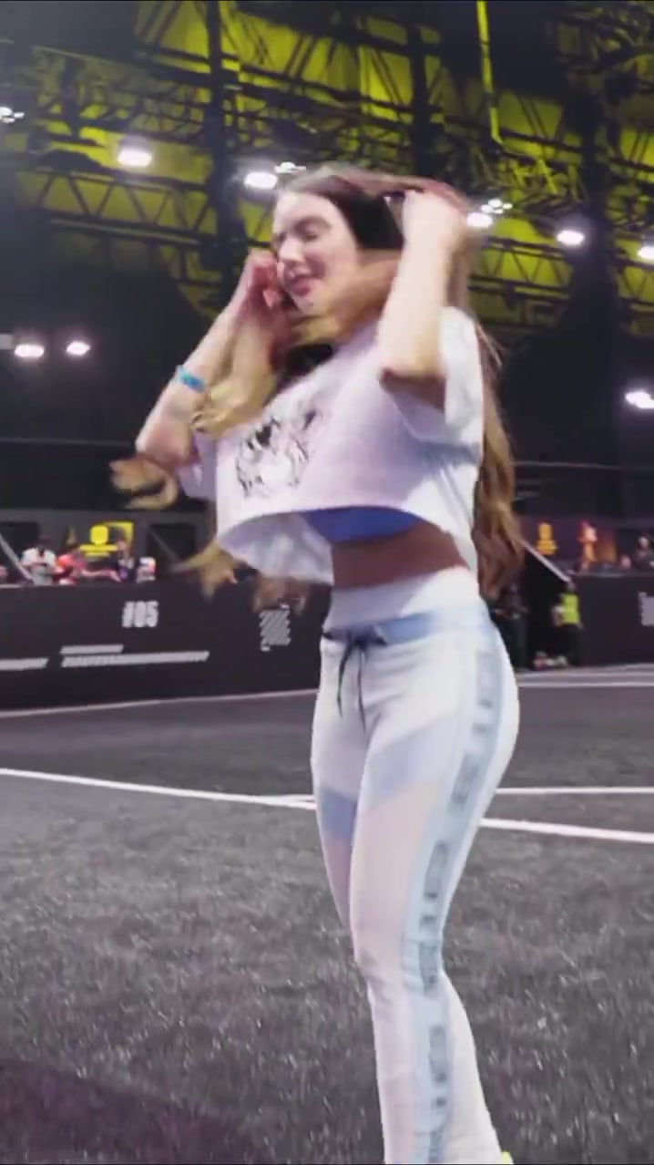 美女主罚点球遭扑出，气的直接跪了